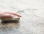 É possível remover lodo do piso de cimento?