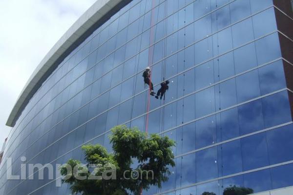 Limpeza de fachada: excelente atitude, grande risco