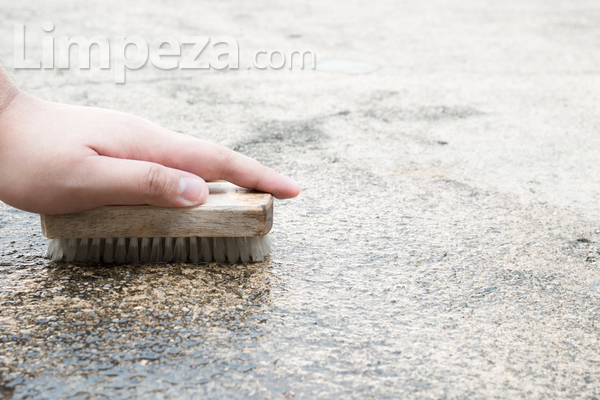 É possível remover lodo do piso de cimento?