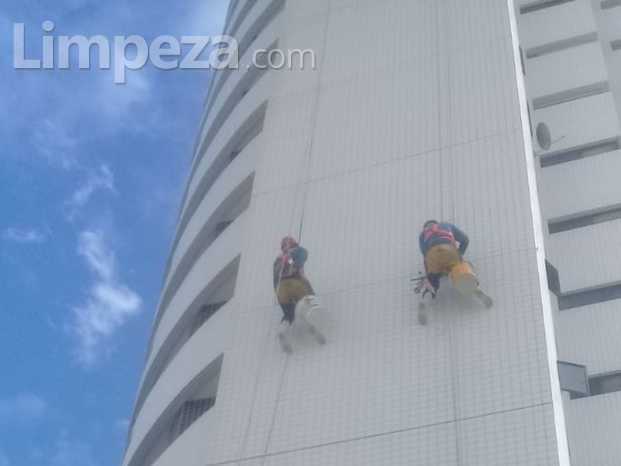 Lavagem, retirada de trincas e fissuras, troca de junta de dilatação, banho de silicon h. repelente.