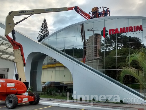 Limpeza em Altura com utilização de PTA