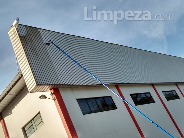 Limpeza em altura executada do solo