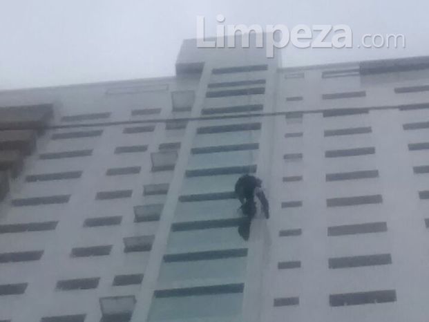 Limpeza de vidro e elevador panorâmico