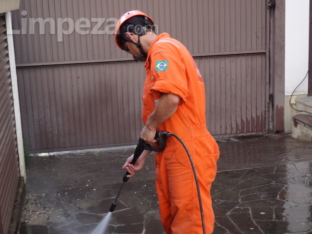 Limpeza de Pisos, Fachadas, Muros e Vidros