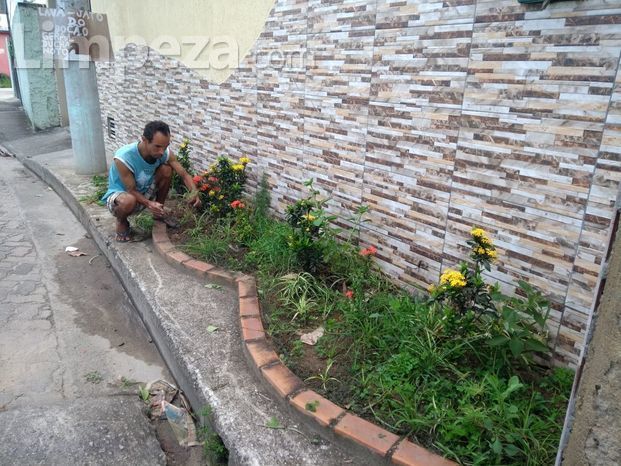 Antes da limpeza e manutenção do jardim da igreja