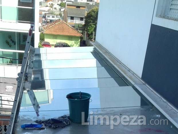 Limpeza de telhado de vidro 