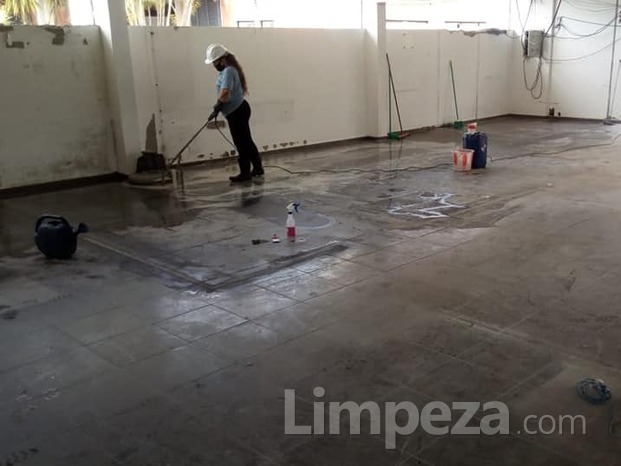 Limpeza de empresa. Piso basalto.