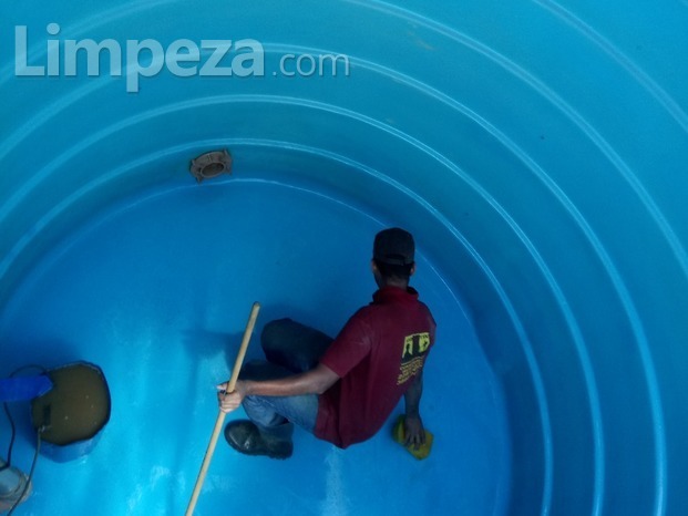 Limpeza de reservatório de água potável