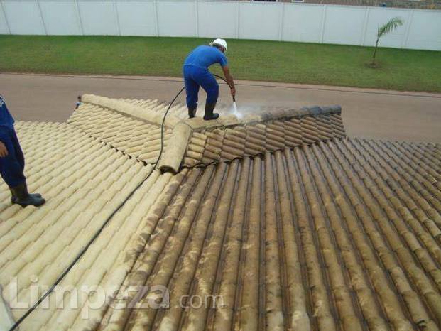 Limpeza especializada em telhas 