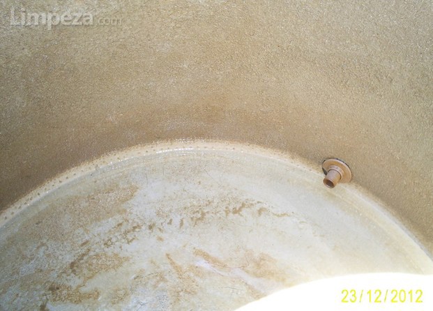 Caixa d'água de 1.000 litros limpa