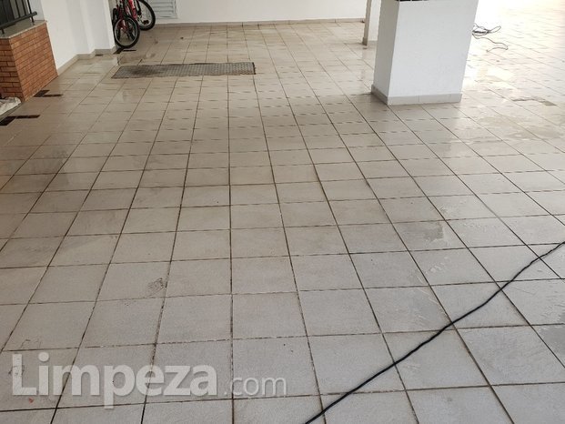 Limpeza de garagem em condomínio (antes)