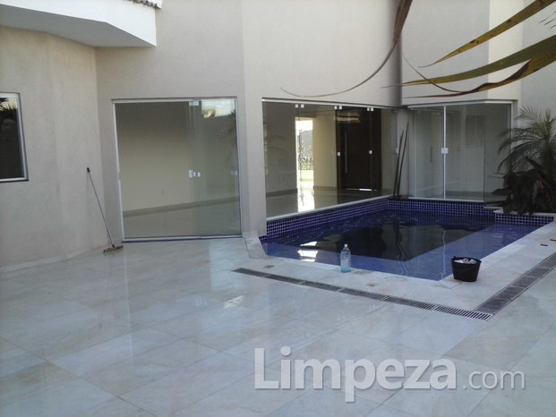 Limpeza de Pedras de Piscina