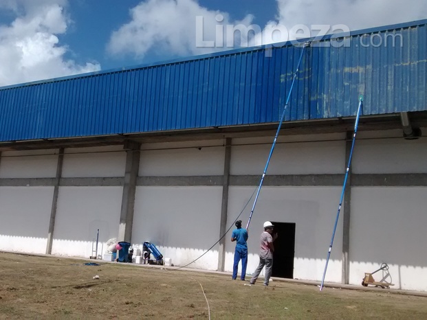 Lavagem de fachada com operador em solo