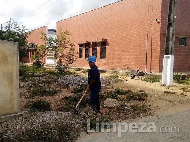 Serviços de limpeza e conservação de áreas externas