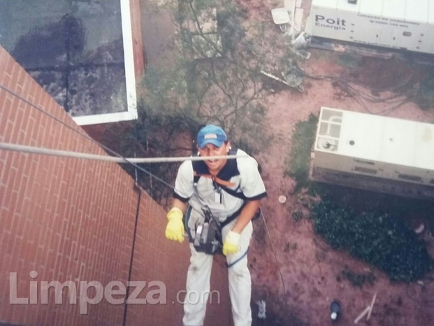 Limpeza de vidros e fachadas