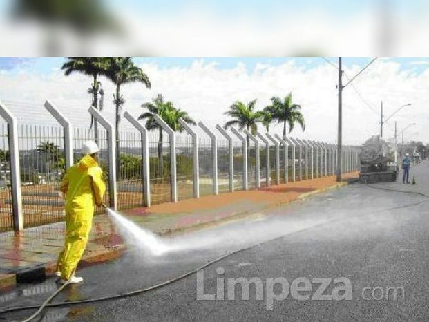 Limpeza com hidrojateamento