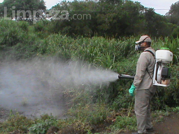 Pulverização com motor costal de longo alcance