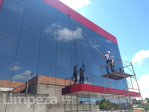 Equipe limpeza de fachada