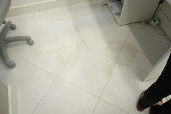 Como remover mancha de desincrustante ácido em piso de cerâmica?